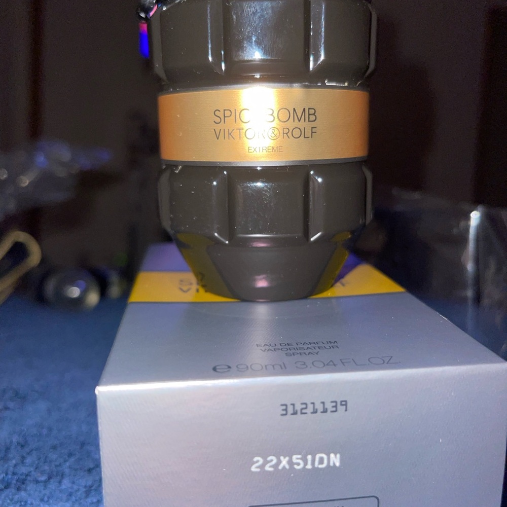 Viktor & Rolf Spicebomb Extreme Eau de Parfum Spray 90ml 3.04 fl. oz. - Picture 3 of 7